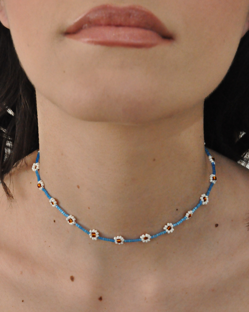 girocollo azzurro con margherite bianche