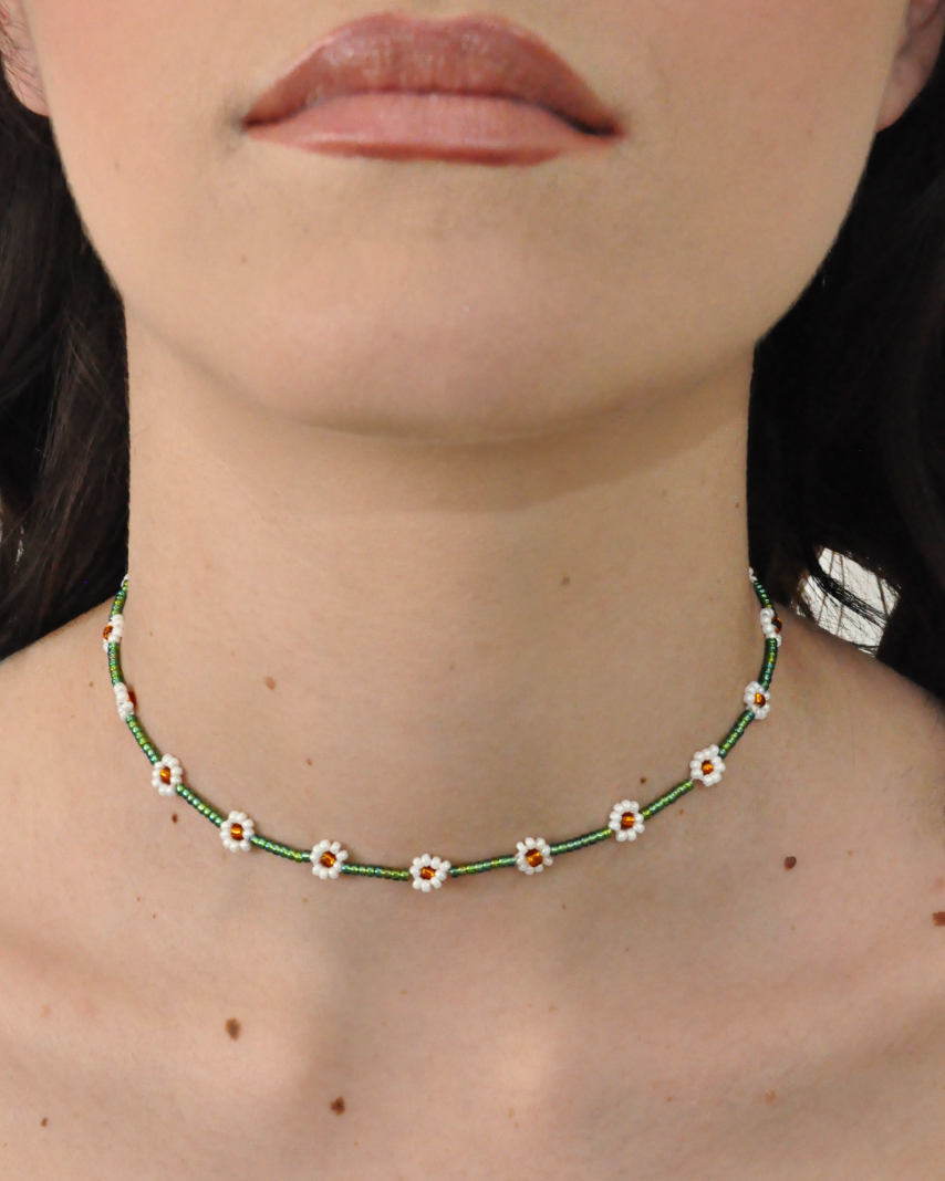 girocollo verde con margherite bianche